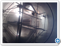 Sestavené lešení okolo rychlozávěrné klapky - bližší pohled