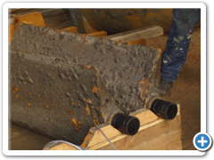 Poškozený povrch lopat trvalým působením vody