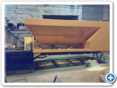 Boční pohled časti vozu správy a údržby silnic - vrchní vrstva