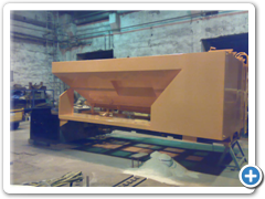 Boční pohled časti vozu správy a údržby silnic - vrchní vrstva