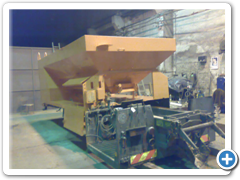 Zadní pohled časti vozu správy a údržby silnic - vrchní vrstva