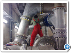 Základní nátěr přírub potrubí zkušebny 