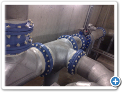 Naaplikovaná horní vrtsva na přírubách vodního potrubí