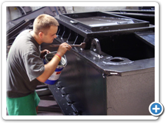 Hradidlová tabule v průběhu aplikace vrchního nátěru - nátěr hůře dostupných míst