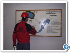 Školení pracovníků firmy PEKR METAX u situačního plánku 