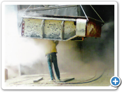 Hradidlová tabule v průběhu pískování