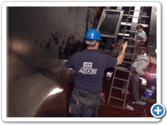 Dokončování prací druhé vrstvy nátěru 