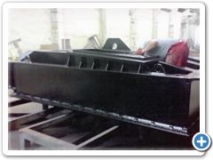 Hradidlová tabule v průběhu aplikace vrchního nátěru 