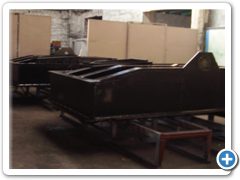 Hradidlová tabule v průběhu aplikace vrchního nátěru