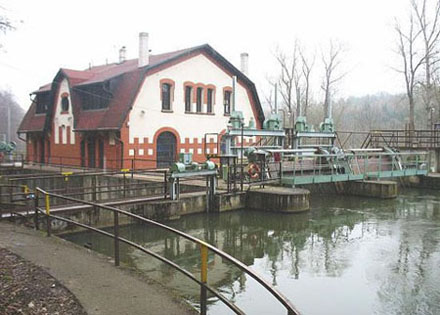 Těleso hráze s elektrárnou Dalešice, v pozadí chladicí věže Jaderné elektrárny Dukovany